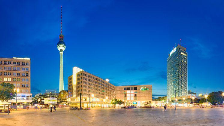 Berlin_Alexanderplatz_mit_Weltzeituhr_und_Fernsehturm