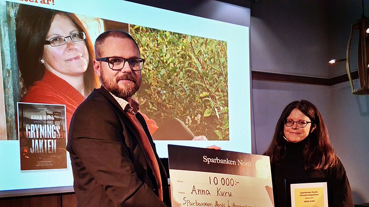 Anna Kuru får Sparbanken Nords litteraturpris 2021. Här med Otto Andersson från Sparbanken Nord. Foto: Peter Pääjärvi.