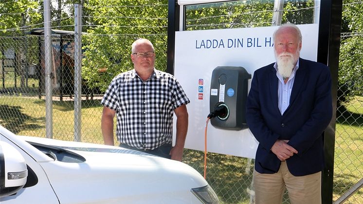 Hultsfreds första elbilsladdare på plats.                                                                    Fotograf: Olof Carlson, Vimmerby Tidning