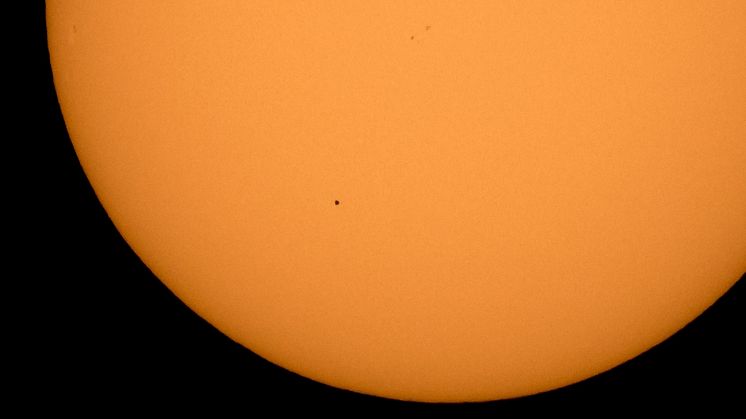 Planeten Merkurius syns som en liten prick till vänster i bilden, när den passerar solskivan måndag 9 maj 2016, sett från Boyertown, Pennsylvania. Foto: NASA/Bill Ingalls.
