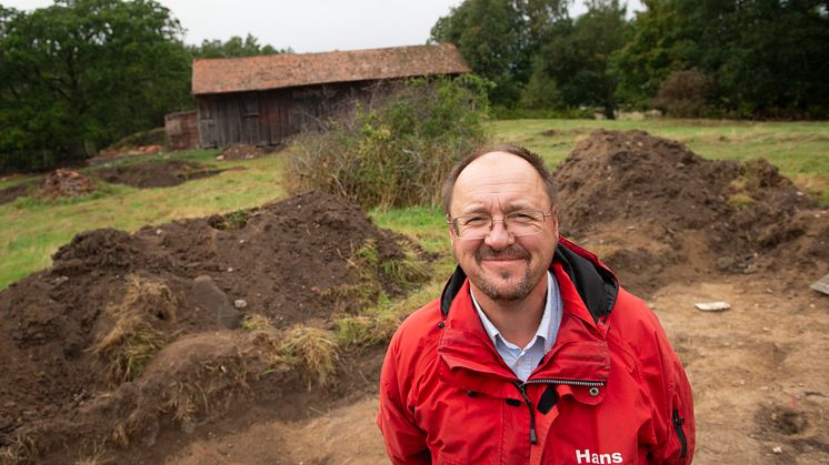 Hans Olsson, arkeolog på Värmlands Museum återvänder tillsammans med sina kollegor till Lurö för att söka svar på nya frågor kring Lurös äldre historia.