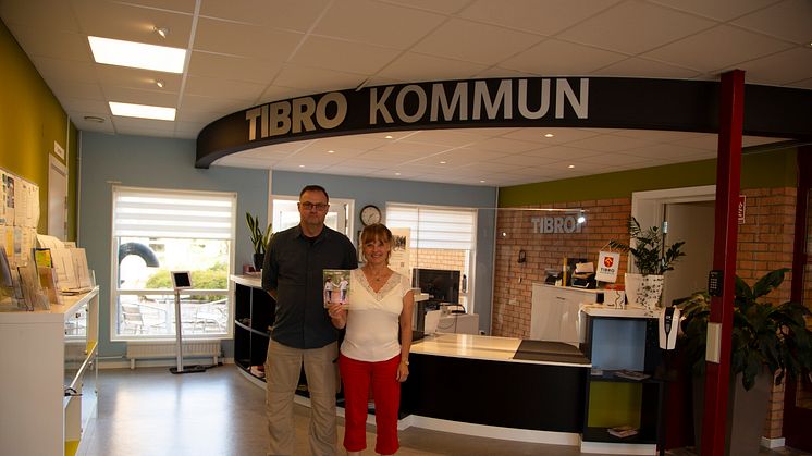 Tibro kommuns säkerhetschef Ola Johansson och kommunikatören Christina Froh uppmanar alla kommuninvånare att stärka sin beredskap genom att ta del av informationen i broschyren "Trygg i Tibro" och öva på egenberedskap under årets beredskapsvecka.