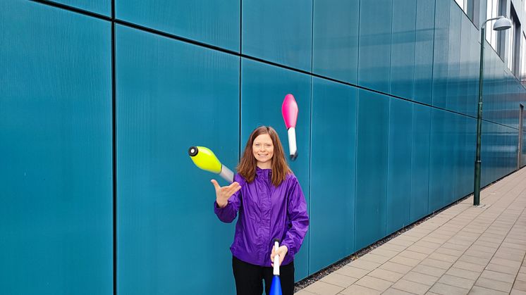 Jonglering är en av de aktiviteter som Matilda Lindberg använt på lektionerna i idrott och hälsa.