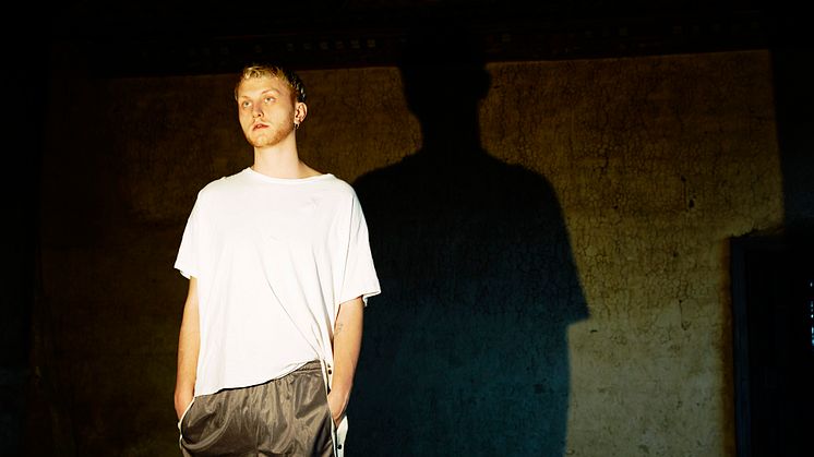 ​Elias bryter barriärer med ny singel - ”Tearing Down The Walls”