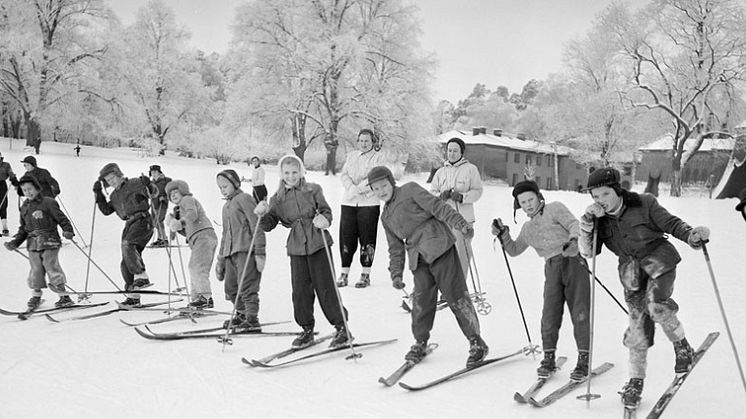 Skidskola i Hagaparken, Stockholm, 1953. Foto: Jan Ehnemark/Digitala Stadsmuseet