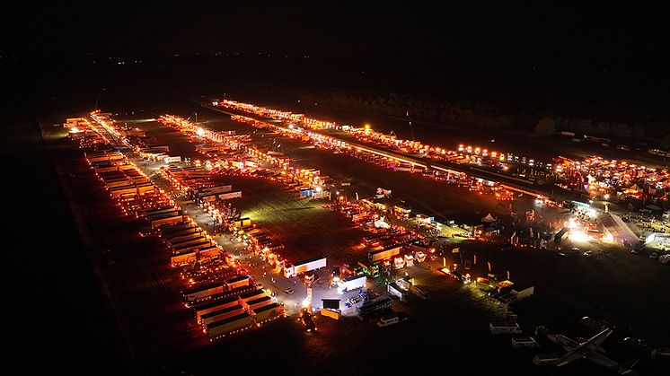 Skåne Truckshow. På fredagskvällen tänder alla lastbilarna sina ljus i en spektakulär ljusshow.