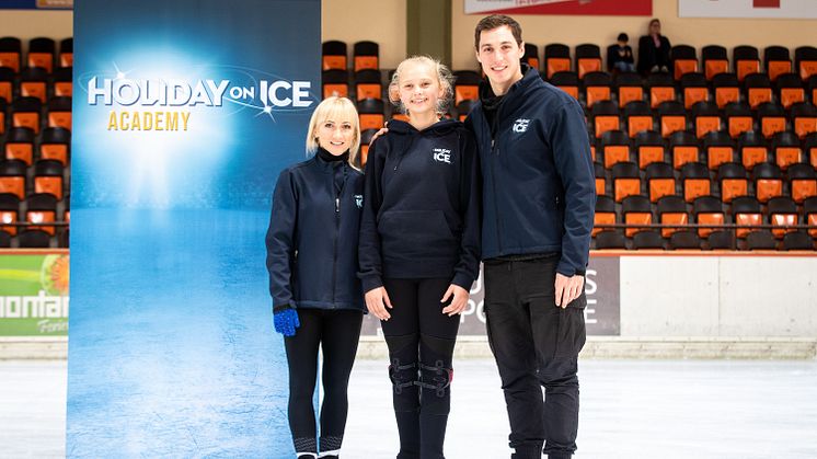 Frankfurter Nachwuchstalent Lena Sommer trainierte bei HOLIDAY ON ICE ACADEMY mit Idolen Aljona Savchenko und Bruno Massot  