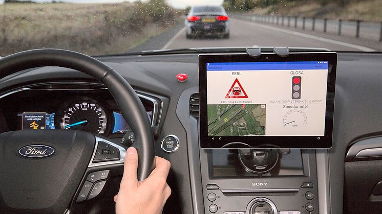 Na vozech značky Ford se zkouší technologie, která pomáhá řidičům využívat „zelenou vlnu“ na semaforech