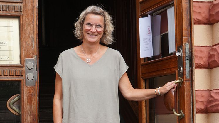 Susanne Lundkvist utanför en av Wilundias fastigheter i Vasastaden i centrala Göteborg. 