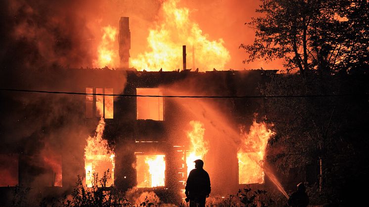 Antalet elbränder ökar i takt med att vi får fler elprylar i våra hem. Hela 25 procent av alla bränder i våra bostäder är elrelaterade.