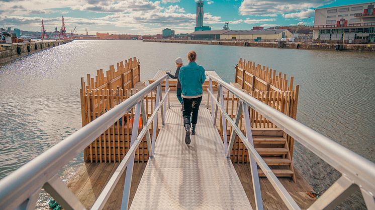 Sveriges första marina kolonilott i en stadsnära miljö, Flytevi, är en prototyp och finns i en av hamnbassängerna i Frihamnen. Foto: Happy Visuals