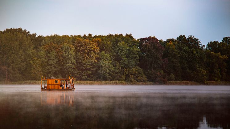 Ganz nah an der Natur und nicht weit weg von Berlin ist man in Brandenburg bei einer Tour mit dem Floß. Foto: TMB-Fotoarchiv/Madlen Krippendorf.