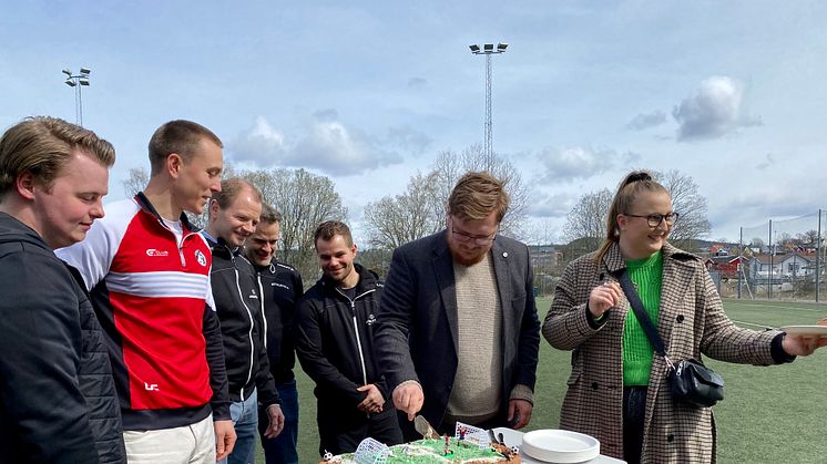 Feirer oppgraderingen med kunstgresskake: Fra venstre Truls Vestnes og Guttorm Grønli (OSI), Andreas Eskelund, Svein Olav Sturlason og Tobias Fjelde (SiO), Marius Torsvoll (Velferdstinget) og Stine Johannessen (SiO).