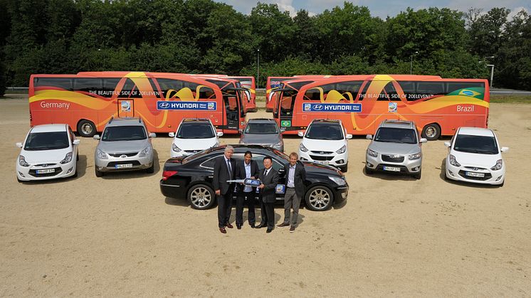 HYUNDAI FÖRSER DAMLANDSLAGET I FOTBOLL MED BILAR