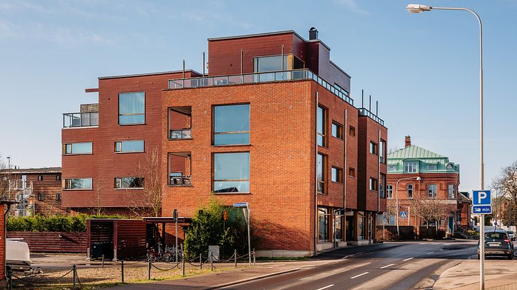 En av fastigheterna har ritats av namnkunnige arkitekten Gert Wingårdh och innehåller både lägenheter och butikslokaler. Foto: Astor Svensson, Objekt360