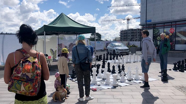 Schackspelare i alla åldrar samlades på stadens torg.