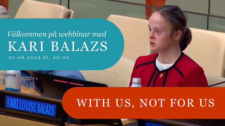 bild av Kari Balazs när hon talade på FNs högkvarter i NY på Världsdagen för Downs syndrom 2023