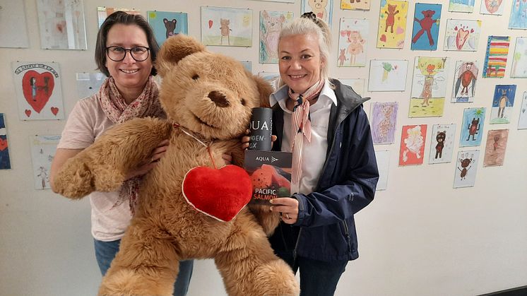 Kerstin Stadler nahm die Spende von Judith Fiedler im Kinderhospiz Bärenherz entgegen
