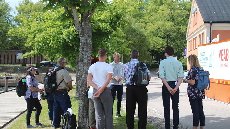 Besökarna lyssnar till Erik Ståhl från Växjö Energi som berättar om elnätet i Växjö.