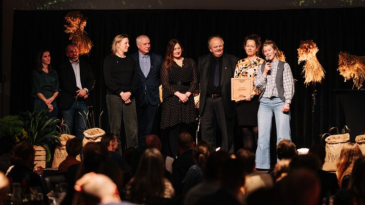 Vinner av hovedprisen, Norsk Gardsost, på scenen under Matprisen 2022. Foto: Matprisen/Magnus Guliksen