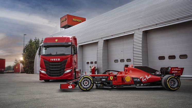 De to IVECO S-Way-lastebilene, som har unik dekor i tråd med Formel 1-lagets kjøretøy, er et nytt tilskudd til Scuderia Ferraris IVECO-flåte, og de skal brukes til å transportere Formel 1-biler og utstyr til VM-banene.