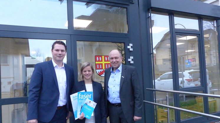 Freudige Verkündung des Ergebnisses in Bad Wünnenberg. Lennart Götte (Projektleiter DG), Jennifer Epp (Koordinatorin Marketing & Kommunikation), Christoph Rüther (Bürgermeister Bad Wünnenberg).