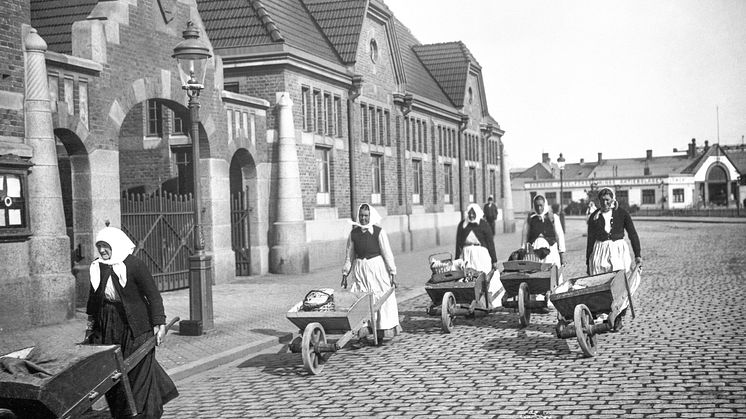 Limhamnsgummor med sina rullebörer. Foto: Okänd fotograf/Malmö Museer