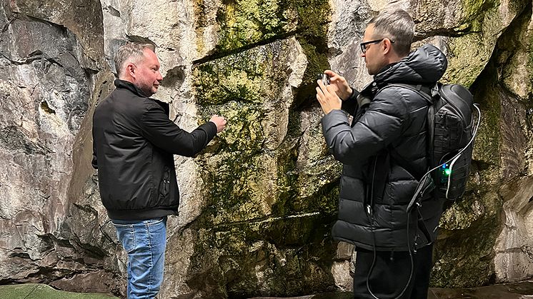 Magnus Ivarsson visar en av de gruvdvärgspindlar som finns kvar, trots bortspolning i Kungsträdgårdens T-banestation, för en reporter på SR:s P4. Foto Jonas Sverin