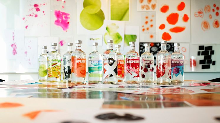 Absolut presenterer et nytt, kunstnerisk og dristig design på hele den smakstillsatte serien med Vodka.