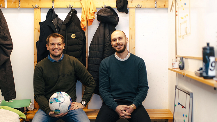 Bakom WorldFootballPlayer står fotbollstränaren och den tidigare spelaren Jonas Björk. Här tillsammans med kollegan Emil Zeghachov Larsson.