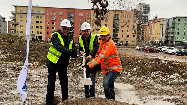 Tornets VD Göran Wendel, Kommunalråd Jesper Brandberg och Christer Stridh, Peab tog tillsammans det första spadtaget.