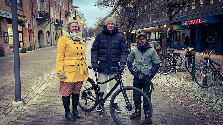 Teknik- och fastighetsnämndens ordförande Monika Bubholz (MP) tillsammans med ungdomsfullmäktiges representanter Olle Ek (till vänster) och Fredrik Hedman (till höger).