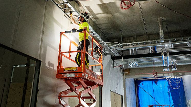 Brandlarmskabel från Nexans installeras på en kabelstege i det nya Kiruna.