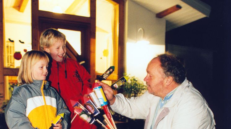 Kinder und Erwachsener mit SIlvesterknallern