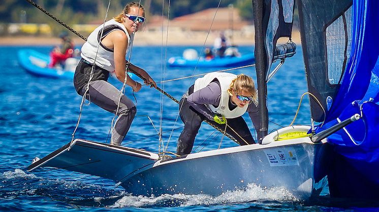 Pia Dahl Andersen og Nora Edland er klare for medaljefinale i verdenscupen sammen med tre andre norske båter. FOTO: Sailing Energy.