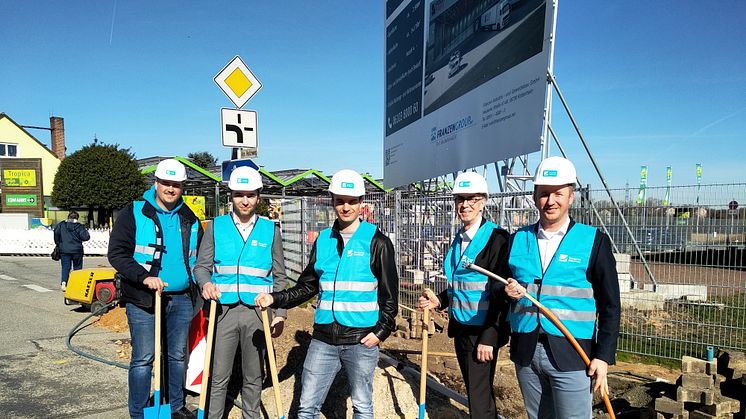 v.l.: Ilhan Brcvak, Bauleiter mih GmbH, Alexander Stange, Geschäftskundenberater Dt. Glasfaser, Stefan Gerlach, Projektleiter Bau Dt. Glasfaser, Franz Jirasek, Erster Beigeordnete Gemeinde Kriftel, Kornel Helios, Geschäftskundenberater Dt. Glasfaser