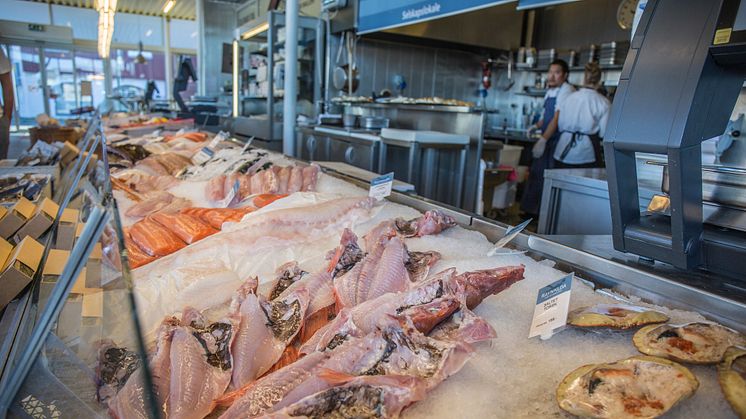 Svenskar vill äta mer sjömat i framtiden, men få äter sjömat i nivå med Livsmedelsverkets rekommendationer. 
