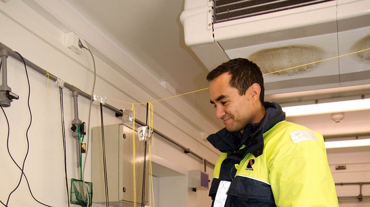 Hector Andrade preparing an exposure experiment to test the biosensor (Photo: Lionel Camus)