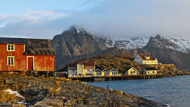 Die Norweger lieben und leben direkt an ihren Fjorden