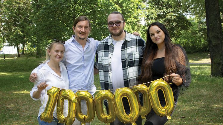 Branschaktuellts redaktion. Från vänster: Myrna Whitaker, redaktionschef. Johann Bernövall, webbredaktör. Christopher Blanck, reporter. Emilia Granberg, printredaktör.