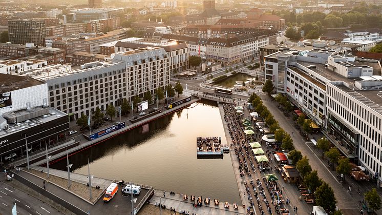 Die Premierenübertragung des Sommertheaters kostenlos in Kiel genießen.