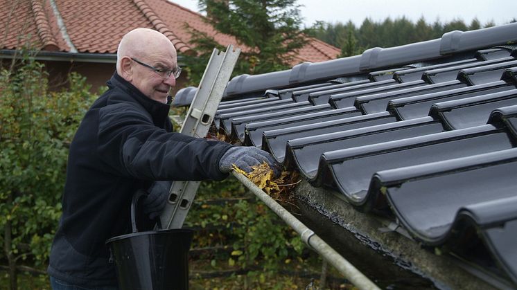 Rensning af tagrender om efteråret.