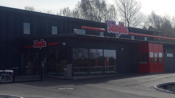 Den nya Sibyllarestaurangen vid Kållered Köpstad är byggd i samma fastighet som Hotell Eken, och med en Drive In blir det enkelt för förbipassaerande bilister att köpa sin mat.