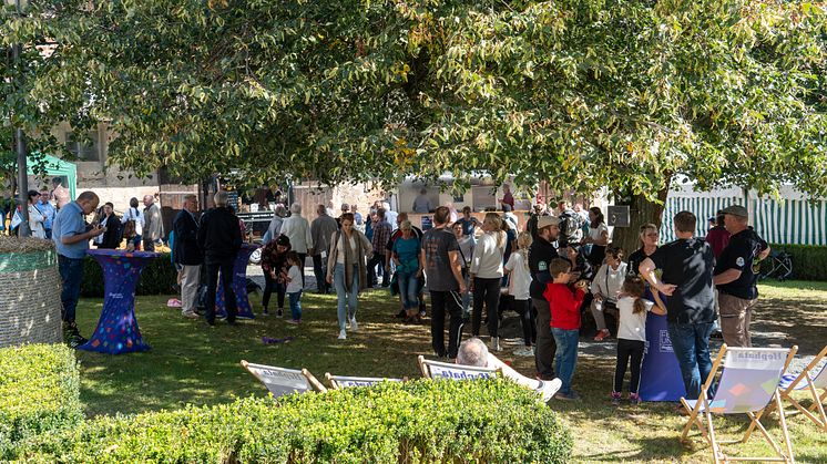 Fröhliche Atmosphäre beim Erntedankfest 2023 auf dem Bio-Hofgut Richerode. (Foto: Hephata-Archiv/Stefan Betzler)