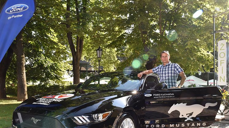 Přední český triatlonista Filip Ospalý u ředitelského vozu, který při závodě Ford Challenge Prague povede celé cyklistické pole.  