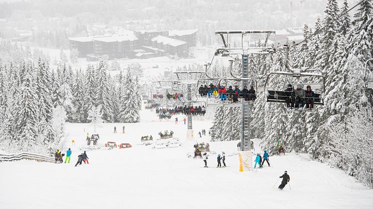 All snøen gjorde at maskinførerne tok et ekstra drag i bakkene på Trysil Turistsenter onsdag formiddag. Foto: Ola Matsson