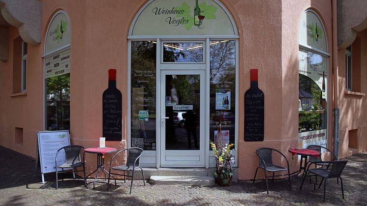 Außenansicht (Coppiplatz) des Weinhaus Vogler mit Freisitz