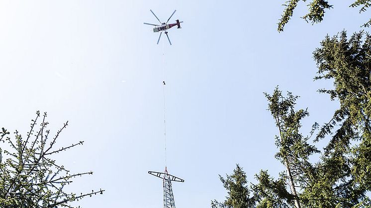 Bayernwerk Netz entfernt in Inchenhofen im Kundencenter-Gebiet Pfaffenhofen zwei alte Strommasten mit dem Helikopter. Erdleitungen sichern künftig die Stromversorgung.