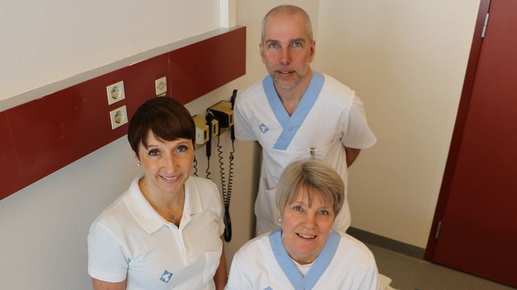 Anna Kauppi och Mariana Åhfeldt på infektionskliniken i Umeå är kontaktsjuksköterskor för tuberkulos. En viktig uppgift är att hjälpa patienten fullfölja den tuffa behandlingen. Här ses de med Andreas Winroth, överläkare vid infektionskliniken. 