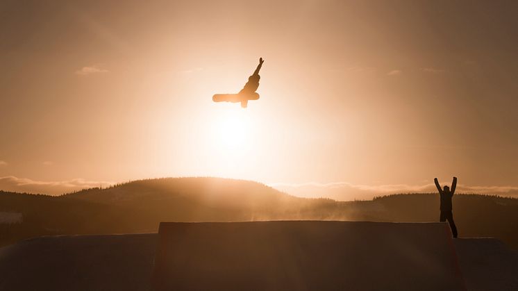 Bendik Gjerdalen på Night'n i Trysil i dag tidlig. Til høyre Marius Håker som jubler for en bra start på NM-uka. Foto: Ola Matsson